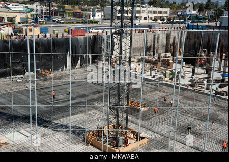 Al di sotto del terreno sito in costruzione a Culver City, California Foto Stock