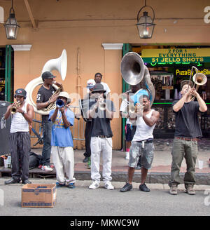 Pick-up Street Band, quartiere francese, New Orleans, Louisiana, giocando per suggerimenti su Bourbon Street. Foto Stock