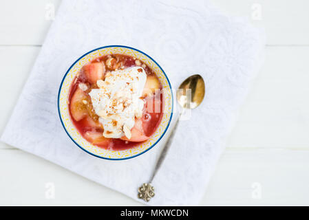 In casa di rabarbaro e conserva di mele di cocco con yogurt e farina di avena, sana detox snack Foto Stock