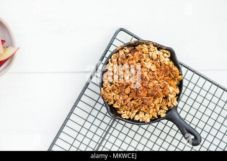 Cucinato in casa di rabarbaro e apple crumble con farina di avena in ghisa padelle Foto Stock