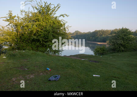 Rifiuti e rifiuti lasciati dopo un giorno di maggio Bank Holiday in laguna blu Riserva Naturale, Bletchley, Bucks. Immagine presa il 8 maggio 2018 Foto Stock