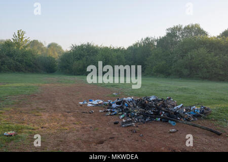 Rifiuti e rifiuti lasciati dopo un giorno di maggio Bank Holiday in laguna blu Riserva Naturale, Bletchley, Bucks. Immagine presa il 8 maggio 2018 Foto Stock