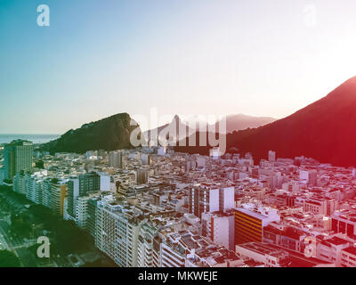 Vista della spiaggia di Copacabana lato destro durante la mattina presto, preso dal tetto di un hotel, qualche leggera velatura può essere visto sul cielo blu. Rio de Janei Foto Stock