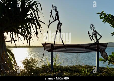 Scultura in acciaio di aborigeni paddling in una canoa con sunsetArtwork a Jezzine caserma, il kissing point fort, Townsville Queensland, Australia Foto Stock