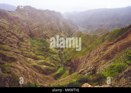 Vista panoramica mozzafiato da Delgadinho montagna cresta e valle a secco con cascata. Santo Antao, Capo Verde Foto Stock