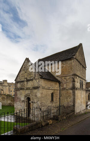 Vista esterna che illustra la Porticus.della costruzione in pietra, anglosassone antico edificio di San Lorenzo è la Chiesa, Bradford-on-Avon, Wiltshire, Regno Unito. Foto Stock