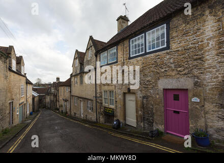 Visualizza in basso la pittoresca English street di fila di pietre antiche case a schiera sul bosco ceduo di collina nella storica cittadina di Bradford-on-Avon, Wiltshire, Regno Unito Foto Stock