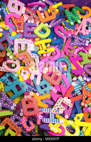 Alfabeto colorato lettera le icone in magazzino in vista Foto Stock
