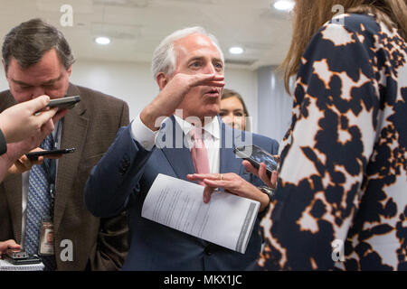 Il senatore Bob tappatrice (R-TN) parla con i giornalisti circa il ACHA in Campidoglio alla metropolitana il 10 maggio 2017. Foto Stock