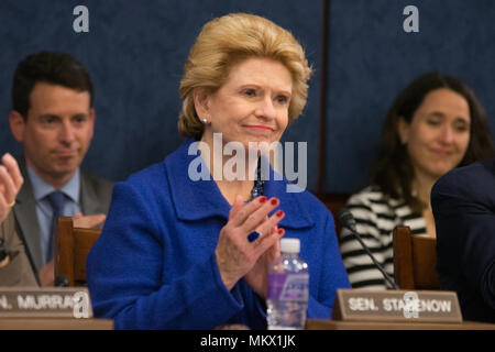 Il senatore Debbie Stabenow (D-MI) tubicini in occasione di una riunione tenutasi dal Senato democratici di ascoltare le testimonianze da parte di elettori sul ACHA il 10 maggio 2017 presso l'U.S. Capitol. Foto Stock