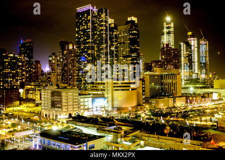 Le ore notturne vedute dello skyline di New York City, girato dal norvegese Bliss deck, compresi USS Intrepid in primo piano. Foto Stock