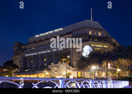 Scena notturna del Fullerton Hotel, proiezione che ricorda il signor Lee Kuan Yew scomparso il 23 marzo 2015 a Singapore. Foto Stock