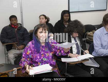 Programma speciale per gli adolescenti e i giovani adulti di imparare la cultura finanziaria completa di alta scuola GED programmi e prepararsi per lavorare nel mondo di oggi. L Foto Stock