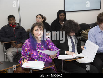 Programma speciale per gli adolescenti e i giovani adulti di imparare la cultura finanziaria completa di alta scuola GED programmi e prepararsi per lavorare nel mondo di oggi. L Foto Stock