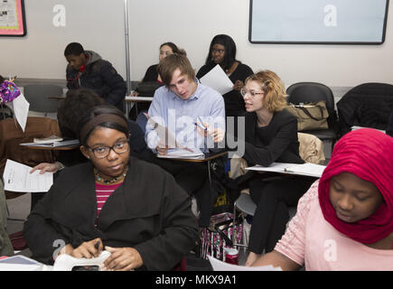 Programma speciale per gli adolescenti e i giovani adulti di imparare la cultura finanziaria completa di alta scuola GED programmi e prepararsi per lavorare nel mondo di oggi. L Foto Stock