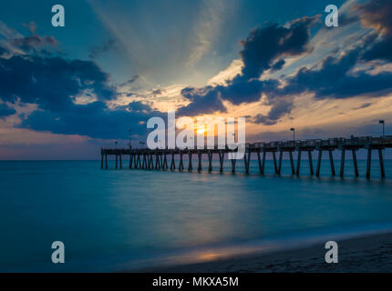 Tramonto sul molo di Venezia sul Golfo del Messico in Florida Venezia Foto Stock