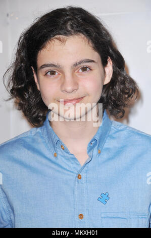 Max Burkholder in corrispondenza del tappeto blu all'autismo parla presso il Beverly Hilton Hotel di Los Angeles.Max Burkholder  102 Red Carpet Event, verticale, STATI UNITI D'AMERICA, industria cinematografica, celebrità, fotografia, Bestof, arte cultura e intrattenimento, Topix celebrità moda / Verticale, meglio di, evento nella vita di Hollywood - California, moquette rossa e dietro le quinte, USA, industria cinematografica, celebrità, movie celebrità, personaggi televisivi, musica celebrità, fotografia, Bestof, arte cultura e intrattenimento, Topix, headshot, verticale, una persona, a partire dall'anno 2012 , inchiesta tsuni@Gamma-USA.com Foto Stock