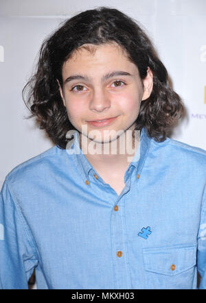 Max Burkholder in corrispondenza del tappeto blu all'autismo parla presso il Beverly Hilton Hotel di Los Angeles.Max Burkholder  103 Red Carpet Event, verticale, STATI UNITI D'AMERICA, industria cinematografica, celebrità, fotografia, Bestof, arte cultura e intrattenimento, Topix celebrità moda / Verticale, meglio di, evento nella vita di Hollywood - California, moquette rossa e dietro le quinte, USA, industria cinematografica, celebrità, movie celebrità, personaggi televisivi, musica celebrità, fotografia, Bestof, arte cultura e intrattenimento, Topix, headshot, verticale, una persona, a partire dall'anno 2012 , inchiesta tsuni@Gamma-USA.com Foto Stock