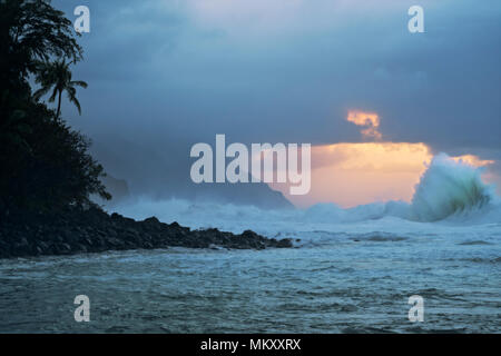 Ultima luce rivela massiccia ondata curl vicino Kee spiaggia lungo la costa di Na Pali su Hawaii Isola di Kauai. Foto Stock