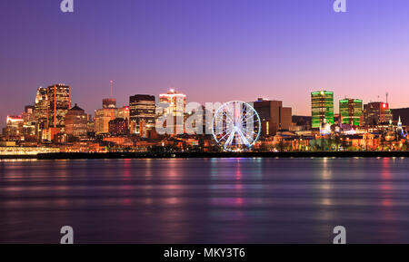 Lo skyline di Montreal al tramonto e il fiume San Lorenzo in Quebec, Canada Foto Stock