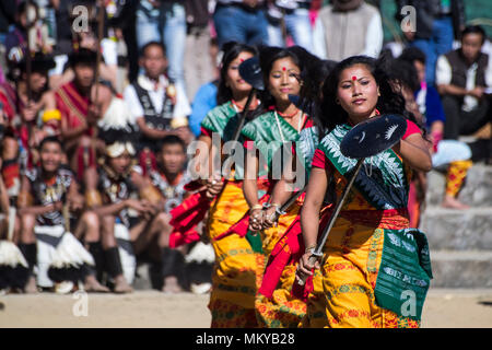 Kisama Heritage Village, India. Naga tribù immettere l'arena in occasione dell'annuale Festival Hornbill Foto Stock