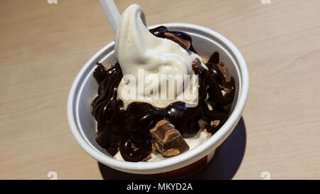 Coppa di gelato alla vaniglia con crema di cioccolato Foto Stock