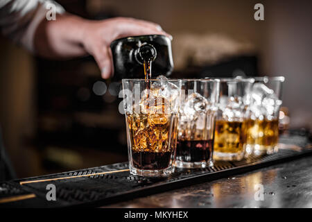 Barista versando la bevanda alcolica in vetro Foto Stock