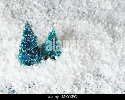 Due piccolo albero di Natale artificiale, copia spazio, concetto di Natale. Foto Stock