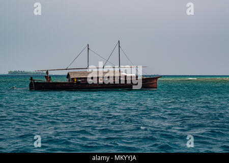 Pescatore maldiviano barca da pesca in maschio maldive oceano al sunrise Foto Stock