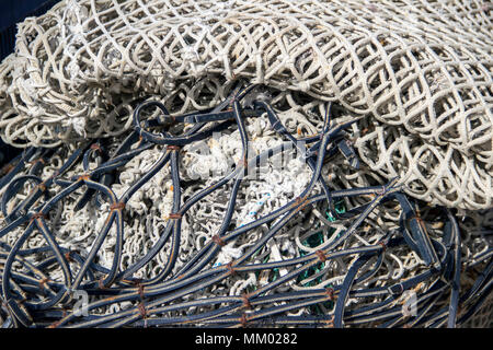 Porto di Parenzo in Istria, Croazia - Pile colorato e rete da pesca e la corda Foto Stock