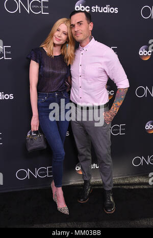 West Hollywood, California, Stati Uniti d'America. 8 Maggio, 2018. Emma Booth e Dominic Luna arriva per il "Una Volta" serie finale al London Hotel Credito: Lisa O'Connor/ZUMA filo/Alamy Live News Foto Stock