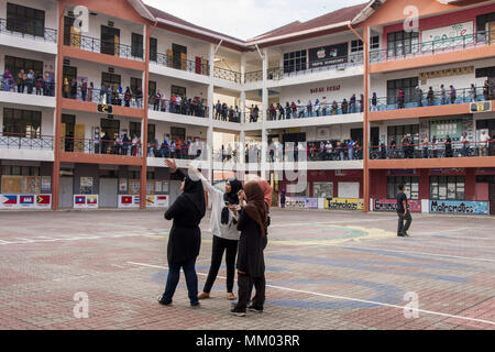 Kuala Lumpur, Malesia. 9 maggio 2018. Gli elettori si vede il rivestimento fino ad una stazione di polling durante il giorno delle elezioni in Malesia.Milioni di cittadini della Malesia casted il loro voto per il xiv elezione generale il Mercoledì ed è uno dei più strettamente malese controversa elezione dall'ex Primo Ministro Mahathir Mohamed aveva aderire al partito di opposizione. Credito: Faris Hadziq SOPA/images/ZUMA filo/Alamy Live News Foto Stock