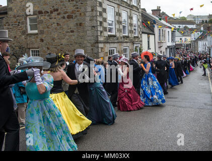 Helston, Cornwall, Regno Unito. 8 Maggio, 2018. La Danza peloso avviene in Helston, Cornwall, Regno Unito. Si tratta di uno dei più antichi dogana britannica ancora oggi praticata. Credito: kathleen bianco/Alamy Live News Foto Stock