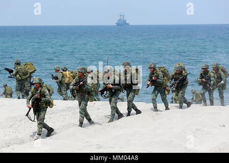 Zambales, Filippine. 9 maggio 2018. Soldati filippini partecipare all'atterraggio anfibio formazione come parte del 2018 Balikatan esercita tra le Filippine e gli Stati Uniti nella provincia di Zambales, Filippine, il 9 maggio 2018. Credito: Rouelle Umali/Xinhua/Alamy Live News Foto Stock