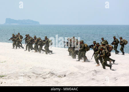 Zambales, Filippine. 9 maggio 2018. Soldati filippini partecipare all'atterraggio anfibio formazione come parte del 2018 Balikatan esercita tra le Filippine e gli Stati Uniti nella provincia di Zambales, Filippine, il 9 maggio 2018. Credito: Rouelle Umali/Xinhua/Alamy Live News Foto Stock