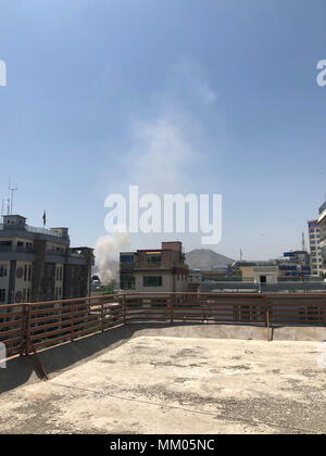 A Kabul, Afghanistan. 9 maggio 2018. Il fumo è visibile dopo le esplosioni a Kabul, Afghanistan, 9 maggio 2018. Tre esplosioni in un arco di 20 minuti sono stati ascoltati nella capitale afghana Kabul Mercoledì pomeriggio con possibili vittime. Credito: Xinhua/Alamy Live News Foto Stock