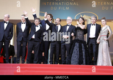 Cannes Film Festival Presidente Pierre Lescure, produttore Alexandre Mallet-Guy, attori Eduard Fernandez, Javier Bardem, direttore Asghar Farhadi, Cannes Film Festival direttore Thierry Fremaux, attrice Penelope Cruz, indossando i gioielli di Atelier Swarovski Gioielli, attore Ricardo Darin e attrice Sara Salamo frequentando il Gala di apertura con la premiere di " tutti conoscono / Todos Lo Saben" durante la settantunesima Cannes Film Festival presso il Palais des Festivals in maggio 08, 2018 a Cannes, Francia | Verwendung weltweit Foto Stock