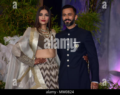 Mumbai, India. 08 Maggio, 2018. L'attrice di Bollywood Sonam Kapoor con mio marito Anand Ahuja posa per foto durante il loro ricevimento di nozze al hotel Leela in Mumbai. Azhar Khan/Alamy Live News Foto Stock