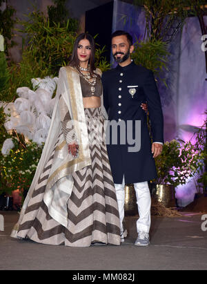 Mumbai, India. 08 Maggio, 2018. L'attrice di Bollywood Sonam Kapoor con mio marito Anand Ahuja posa per foto durante il loro ricevimento di nozze al hotel Leela in Mumbai. Azhar Khan/Alamy Live News Foto Stock