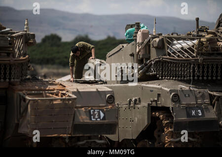 Alture del Golan, Israele. 09 Maggio, 2018. Un soldato israeliano sulla parte superiore di un Merkava Mark IV serbatoio che distribuito lungo il confine con la Siria, nel Golan, Israele, 09 maggio 2018. 'Esercito d'Israele è la mobilitazione dei riservisti a causa di preoccupazioni in merito a possibili attacchi da parte di forze iraniane in Siria. Credito: Ilia Yefimovich/dpa/Alamy Live News Foto Stock