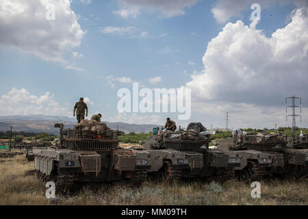 Alture del Golan, Israele. 09 Maggio, 2018. Soldati israeliani sulla parte superiore di un Merkava Mark IV serbatoio che distribuito lungo il confine con la Siria, nel Golan, Israele, 09 maggio 2018. 'Esercito d'Israele è la mobilitazione dei riservisti a causa di preoccupazioni in merito a possibili attacchi da parte di forze iraniane in Siria. Credito: Ilia Yefimovich/dpa/Alamy Live News Foto Stock