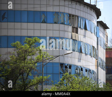 A Kabul, Afghanistan. 9 maggio 2018. Foto scattata il 9 Maggio 2018 mostra un edificio danneggiato in un attacco suicida sito in Shahri Naw area, centro di Kabul, Afghanistan. Diverse persone sono state uccise e alcuni altri feriti in due successivi attacchi terroristici in Afghanistan del capitale di Kabul Mercoledì, testimoni e fonti. Credito: Rahmat Alizadah/Xinhua/Alamy Live News Foto Stock