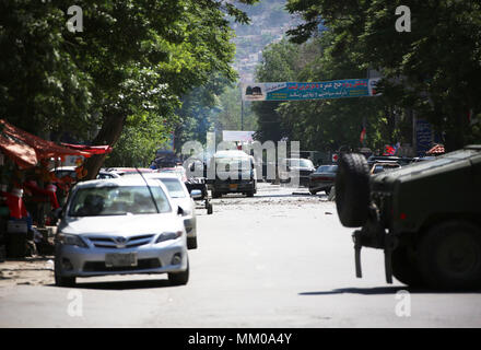 A Kabul, Afghanistan. 9 maggio 2018. Foto scattata il 9 Maggio 2018 mostra un attacco suicida sito in Shahri Naw area, centro di Kabul, Afghanistan. Diverse persone sono state uccise e alcuni altri feriti in due successivi attacchi terroristici in Afghanistan del capitale di Kabul Mercoledì, testimoni e fonti. Credito: Rahmat Alizadah/Xinhua/Alamy Live News Foto Stock