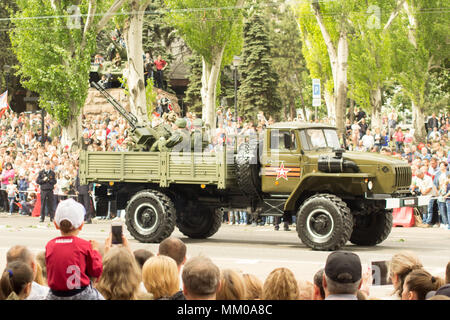 DONETSK, Donetsk persone Repubblica. 9 maggio 2018: un sovietico anti-pistola ad aria via con artiglieri sulla strada principale del Donetsk città durante la vittoria parata del giorno. Credito: un147/Alamy Live News Foto Stock