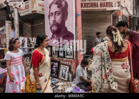 Kolkata. 9 maggio 2018. Popolo Indiano acquistare foto di Rabindranath Tagore durante la celebrazione della sua nascita 157th anniversario in Kolkata, India Il 9 maggio 2018. Tagore è stata la prima asiatica a vincere il premio Nobel per la sua raccolta di poesie "Geetanjali' nel 1913. Credito: Tumpa Mondal/Xinhua/Alamy Live News Foto Stock