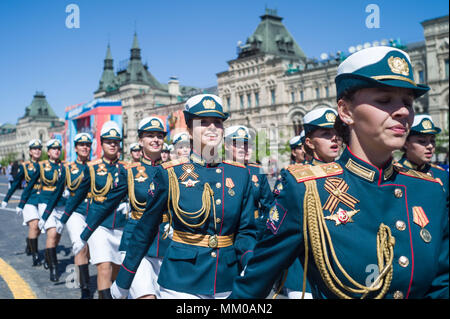 Mosca, Russia. 9 maggio 2018. Soldati femmina marzo presso la vittoria parata del giorno a Mosca, Russia, 9 maggio 2018. La 73rd anniversario della vittoria sulla Germania Nazista durante la Seconda Guerra Mondiale è stato segnato qui il mercoledì. Credito: Wu Zhuang/Xinhua/Alamy Live News Foto Stock