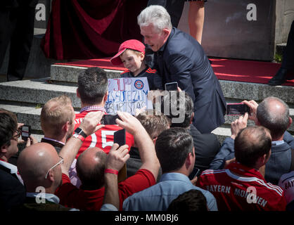 09 maggio 2018, Monaco di Baviera, Germania: allenatore del FC Bayern Monaco, Jupp Heynckes scatta una fotografia con una ventola presso la reception del FC Bayern Munich team, a bavarese della Cancelleria di Stato. Heynckes festeggia il suo compleanno 73a. Ha invitato i fan del record di champions hanno preso parte alla celebrazione. Söder ha onorato il soccer champion, per essere il miglior ambasciatore presso lo Stato libero. Foto: Peter Kneffel/dpa Foto Stock