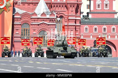 Mosca, Russia. Il 9 maggio 2018. Un ripristinato la II Guerra Mondiale era Sovietici T-34 serbatoio passa la revisione stand durante la parata militare sul 73rd la Giornata della vittoria che segna la fine della II Guerra Mondiale in Piazza Rossa Maggio 9, 2018 a Mosca, in Russia. (Presidenza russa via Planetpix) Credito: Planetpix/Alamy Live News Foto Stock