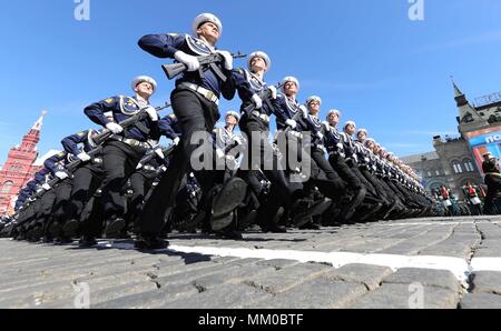 Mosca, Russia. Il 9 maggio 2018. Le truppe russe passano la revisione stand durante la parata militare sul 73rd la Giornata della vittoria che segna la fine della II Guerra Mondiale in Piazza Rossa Maggio 9, 2018 a Mosca, in Russia. (Presidenza russa via Planetpix) Credito: Planetpix/Alamy Live News Foto Stock