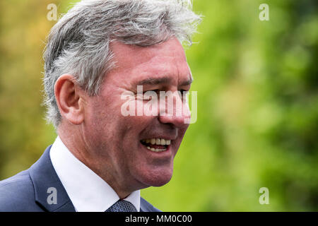 L'eroe del calcio Bryan Robson partecipa al giorno di apertura del Boodles May Festival all'ippodromo di Chester, maggio 2018. Gli spiriti e le belle mode erano all'ordine del giorno, mentre la gente si affollava in questo favoloso evento sul calendario delle corse di cavalli nella splendida città di Chester. Foto Stock